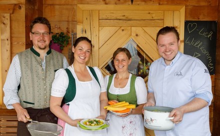 Richard Rauch neben steirischen Hüttenwirten