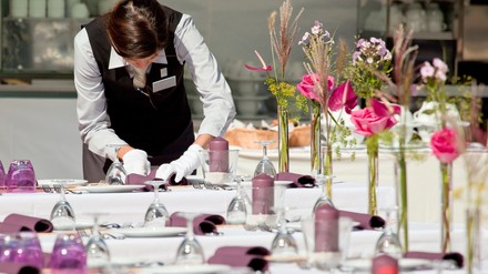 Um in der deutschen Hochzeitsbranche neue Maßstäbe an Professionalität zu setzen, wurde nun von der HMA der Lehrgang Hochzeitsmanager ins Leben gerufen. (© karepa/stock.adobe.com)
Eine Hochzeitstafel
