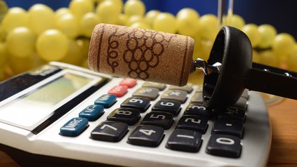 Korkenzieher mit Korken auf Taschenrechner