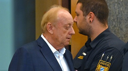 Alfons Schuhbeck betritt den Gerichtssaal.