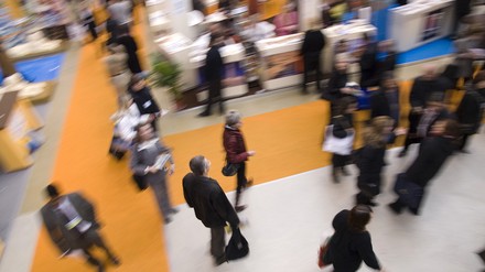 Vogelperrspektive auf ein Messegschehen, verschwommene Ansicht