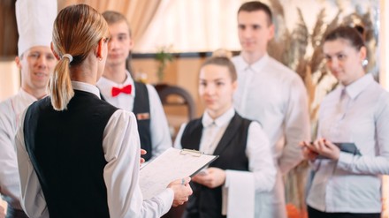 Vorgesetzte weist die Mitarbeiter an