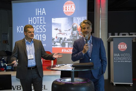 Markus Luthe, IHA-Hauptgeschäftsführer (links), und Otto Lindner, IHA-Vorsitzender (rechts), stehen Rede und Antwort auf dem IHA-Hotelkongress 2019. (Foto: © Hardy Mutschler)
Markus Luthe, IHA-Hauptgeschäftsführer (links), und Otto Lindner, IHA-Vorsitzender (rechts), stehen Rede und Antwort auf dem IHA-Hotelkongress 2019