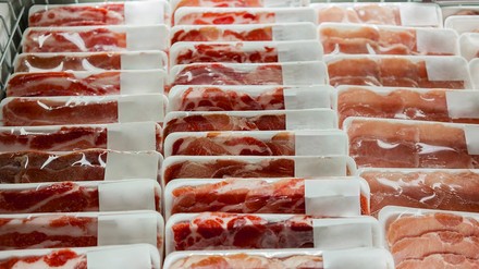 Verpacktes Fleisch im Supermarktregal