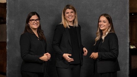 Platzl Hotels HR-Team (v. l.): Sophie Frei (Training & Quality Manager), Nina Mahnke (Leiterin Personal- & Qualitätsmanagement) und Juli Näger (Junior Personalreferentin). (Foto: © Platzl Hotels)
Sophie Frei (Training & Quality Manager), Nina Mahnke (Leiterin Personal- & Qualitätsmanagement) und Juli Näger (Junior Personalreferentin)