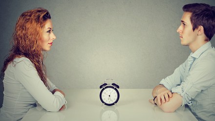 Mann und Frau beim Speed-Dating