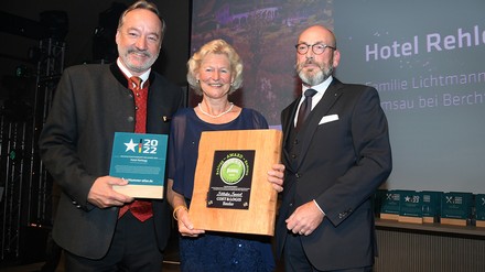 Gleich zwei Awards für die nachhaltige Hotelführung des Berghotel Rehlegg nahmen Inhaber Hannes Lichtmannegger (links) und seine Frau Martina bei der Busche Gala Ende Oktober 2022 von Autor Jens Rosenbaum entgegen. (Foto: © BWH Hotel Group Central Europe)
Hannes Lichtmannegger (links) und seine Frau Martina sowie Jens Rosenbaum