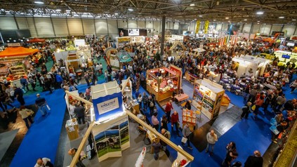 Die Messehalle der Wiener Ferienmesse mit vielen Besuchern und Messeständen