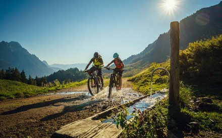 Zwei Radfahrer auf Tour