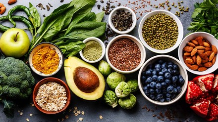 Superfood angerichtet in Schüsseln