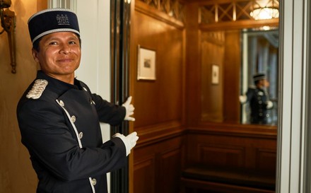 Grand Hotel Les Trois Rois Basel: Liftpage Oldemar Zurita vor dem Lift.