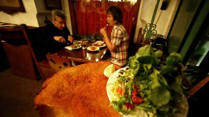 Mann und Frau essen in Restaurant