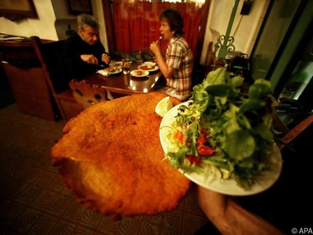 Mann und Frau essen in Restaurant
