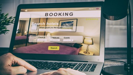 Nahaufnahme eines Laptops mit einer Buchungsplattform für Hotels