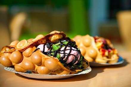 Zwei sogenannten Hongkongwaffeln auf Tellern