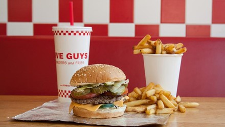 Ab Herbst 2020 darf sich die Stadt Wien auf die erste „Five Guys“-Filiale Österreichs freuen. (© Five Guys)
Five Guys