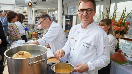 Spitzenkoch Max Stiegl kochte während des Gourmet-Events „Europas Beste“ auf dem Luxusschiffs MS Europa in Schweineblase gegartes Kaninchen in Currybutter und Kichererbsen. (Foto: ©picture alliance/dpa | Georg Wendt)
Max Stiegl