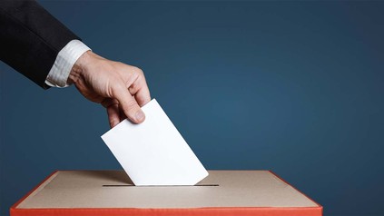 Mann wirft Wahlschein in die Urne