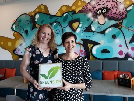 Hotelmanagerin Ute Zachow (re.) erhält von Anne Schiefer (li.), Auditor bei Infracert, das GreenSign-Zertifikat