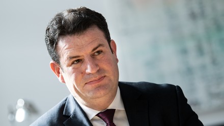 Hubertus Heil (SPD), Bundesminister für Arbeit und Soziales, sitzt bei einem Interview mit der Deutschen Presse-Agentur dpa in seinem Büro im Bundesministerium für Arbeit und Soziales.