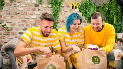 Drei Kunden in McDonald's-T-Shirts