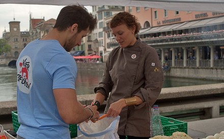Lauren Wildbolz und Sascha Lippuner bereiten das Grillgemüse vor