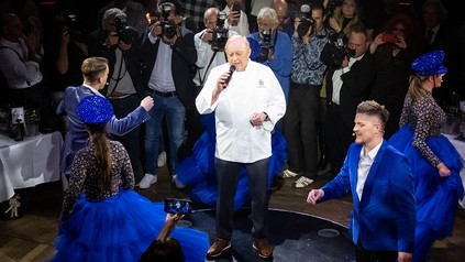 Zum Abschluss der Show singt alfons Schuhbeck "Sweet Caroline" und den Klassiker "I can't help falling in love".