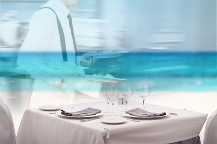 Tisch, Teller und Gläser