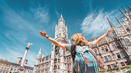 Touristin vor dem Münchener Rathaus auf dem Marienplatz