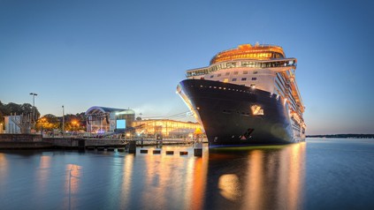 Ein Kreuzfahrtschiff in einem Hafen