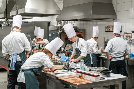 Wenn die Köche-Nationalteams kochen, ist Präzision gefragt – wie hier beim Training des Junior Teams in der Degustationsküche von Transgourmet in Riedstadt. (Foto: Gregor Ott)
Mehrere Köche konzentriert bei der Arbeit