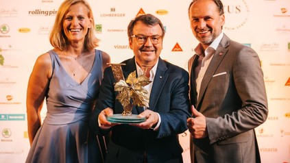 Transgourmet Österreich Geschäftsführer Thomas Panholzer (r.) gratuliert Willi Klinger