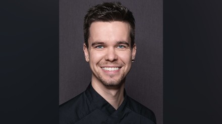 Seit fast drei Jahren überzeugt Küchenchef Daniel Schröder im Restaurant Kuno 1408 im Würzburger Hotel Rebstock mit seiner französisch inspirierten fränkischen Küche. (Foto: © Lightshades – Photodesign by Alfred Stolz/Hotel Rebstock)
Daniel Schröder ist in der Liga der Deutschen Spitzenköche angekommen.