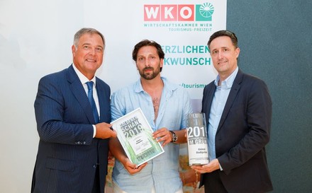 WKW-Präsident Walter Ruck (l.) und WKW-Tourismusspartenobmann Markus Grießler (r.) gratulieren Daniel Schober vom Kleinod Stadtgarten, dem Gewinner des Goldenen Schani in der Kategorie „Im Grünen“