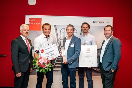 Das Projekt „Stay Kooook“ gewinnt den Hotel Innovations-Award 2019 (v.l.): Daniel Borner (Direktor GastroSuisse), Kornell Otto, Beat Kuhn und Philipp Kanthack, (SV Group), Philippe Pasche (Direktor Schweizerische Gesellschaft für Hotelkredit)