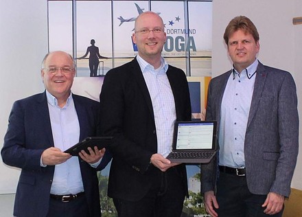 Drei Personen halten iPads hoch