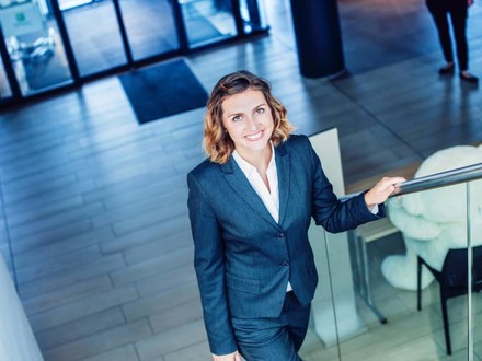 Im Oktober startet der neue Fernstudiengang „Hotel- und Tourismusmarketing“ der IST-Hochschule. (Foto: ©IST-Hochschule GmbH)
Junge Frau im Businessanzug steigt eine Treppe herauf