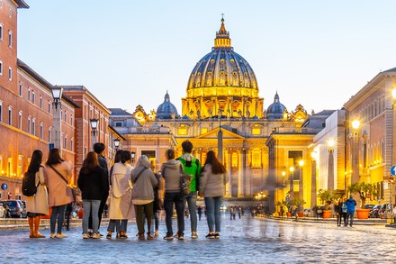 Eine „Faster than Skip-the-line-Tour“ durch den Vatikan, die Sixtinische Kapelle und dem Petersdom in Rom ist weltweit die beliebteste Urlaubsaktivität bei den Touristen. (© pyty/Fotolia)
Der Vatikan bei nacht