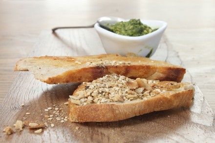 Ciabatta mit Dukkah und Pesto