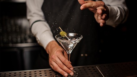 „Geschüttelt, nicht gerührt!“ – So bestellt James Bond seinen Lieblingsdrink.