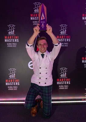 Arturo Burzio hat den Bartender Wettbewerb "The 2022 Elit Martini Master" gewonnen.