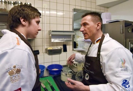 Zwei Köche diskutieren in der Küche