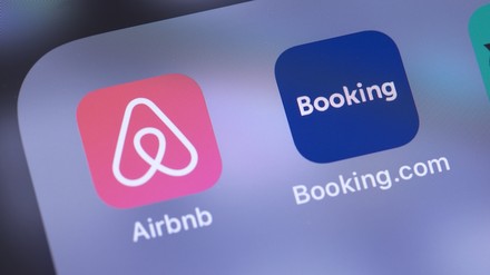 Die Logos von Booking und Airbnb