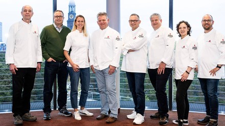 V. l.: Grommek, Klische, Kaya, Schäfermeyer, Behr, Kapfermann, Lillge, Michels (Foto: © Kochklub Gastronom Hamburg e.V.)
Kochklub Hamburg e.V. begrüßt neuen Vorstand.