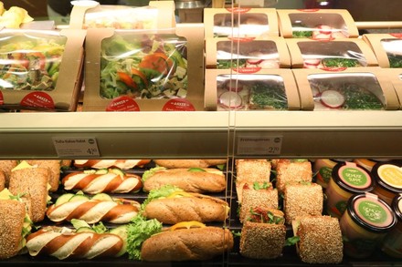 Die Auslage einer Anker-Filiale mit teilweise veganen Produkten