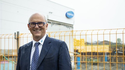 Firmeninhaber und Geschäftsführer Hans Georg Hagleitner beim Spatenstich für das größere Spender-Werk.