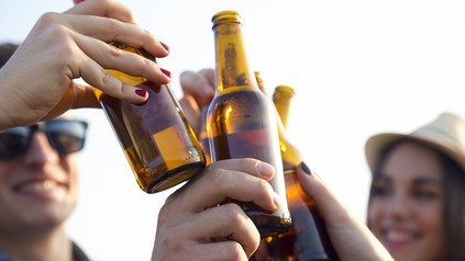 Freunde stoßen mit Bierflaschen an