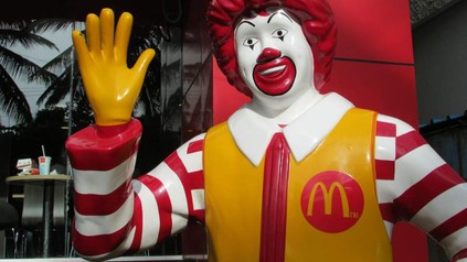 Das Maskottchen von McDonald's winkt in die Kamera