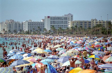 Ein stark überfüllter Strand auf Mallorca