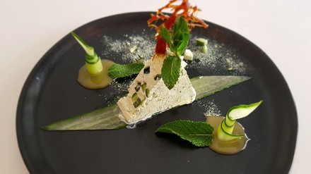 Gurkeneis auf einem Teller angerichtet